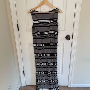 Nursing friendly maxi